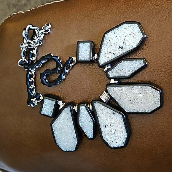 VTG Two-tone Geometric Atomic Mod Resin Statement Ribbon Chain Necklace - Picture 6 of 6